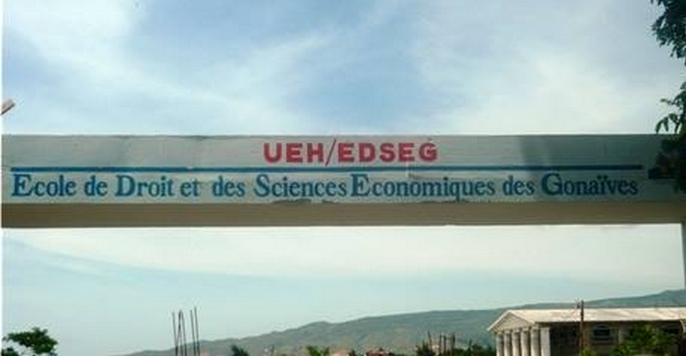 Le nombre de personnes vivant avec le virus de l'immunodéficience humaine (VIH) est évalué à 155 500 en Haïti jusqu’à cette année. Ces personnes se trouvent de part et d’autre sur le territoire national. La majorité de ces individus connait leur statut de PVVIH. Un grand nombre d’entre euxbénéficierégulièrement des traitements disponibles par l’intermédiaire de certains centres spécialisés en la matière et le ministère de la Santé publique et de la Population (MSPP).  Entre 2019 et 2020, plus de 500 000 individus ont réalisé un test de dépistage pour le VIH. Seulement 18 645 ont été révélés positifs (VIH+). 5 600 d’entre eux ont dépistésrécemment. 8 200 enfants font partie des personnes vivant avec le VIH. Entre autres, plus de 115 000 sont actifs sous antirétroviral (ARV). Ce médicament leur permet de continuer à vivre en réduisant la charge virale dans leur sang. 85 % des gens qui vivent avec le VIH sont sous ARV avec suppression.  Pour cette année, le pays a enregistré 3 425 cas de décès attribués au VIH.  Vers la poursuite de l’objectif 95/95/95  À l’occasion de la Journée mondiale de la lutte contre le SIDA, célébrée sous le thème « solidarité mondiale, responsabilité partagée », le MSPP et ses partenaires ont renouvelé leur engagement dans lutte contre le SIDA et l’accompagnement des PVVIH. Ces acteurs se fixent comme mission l’accomplissement de l’objectif 95/95/95. Cette dernière consiste à mettre le nombre de personnes infectées qui connaissent leur statut à 95 %. Deuxièmement, cet objectif veut que le nombre de PVIH connaissant leur statut sous ARV soit à 95 %. Il souhaite également que les PVVIH sous ARV avec surpression arrivent à 95 %.  « L’augmentation du taux de personnes qui connaissent leur statut VIH est un impératif pour le Programme national de lutte contre le SIDA (PNLT) », précise le MSSP. Pour y arriver, plusieurs approches novatrices ont été développées pour introduire le dépistage du VIH dans les communautés et augmenter à la fois la couverture et le rendement du test.  Sur le plan international, la crise sanitaire liée à la Covid-19, comme d’autres avant elle, se fait davantage sentir chez les populations les plus pauvres et les plus vulnérables. « Nous constatons que la crise de la COVID-19 exacerbe les difficultés auxquelles sont confrontées les personnes vivant avec le VIH, les femmes et les filles, ainsi que les populations clés, par exemple en ce qui concerne l’accès aux soins de santé vitaux », indique l’ONU SIDA. L’organisation internationale affirme que cette crise creuse également les inégalités sociales et économiques, et accroît la vulnérabilité au VIH des groupes marginalisés. Elle croit que certains aspects de l’éradication du sida en tant que menace sur la santé publique dépendent de la riposte mondiale à la Covid-19.  Woovins St Phard